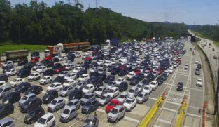 Segundo boletim da Ecovias, o sistema Anchieta-Imigrantes apresenta um tráfego muito pesado no caminho sentido São Paulo