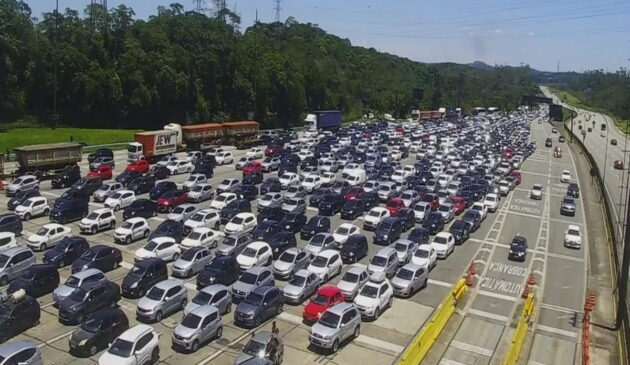 Segundo boletim da Ecovias, o sistema Anchieta-Imigrantes apresenta um tráfego muito pesado no caminho sentido São Paulo