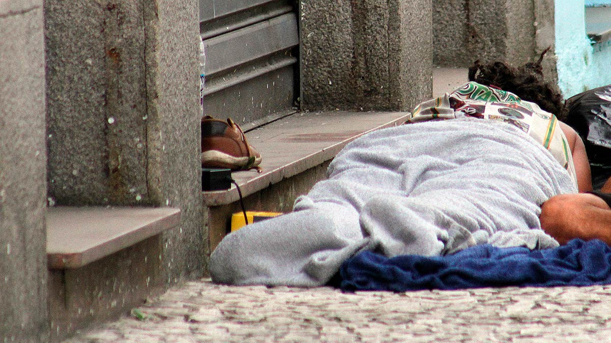 Morador de rua no centro de Santos: Diário do Litoral há tempos levanta a questão com reportagens escritas e em audiovisual