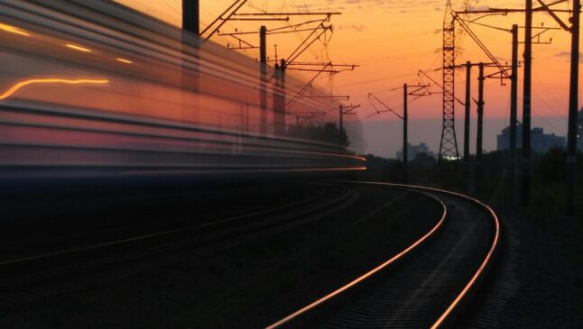 Licitação do trem que ligará a Capital ao litoral de SP sairá em 2028, segundo Tarcísio
