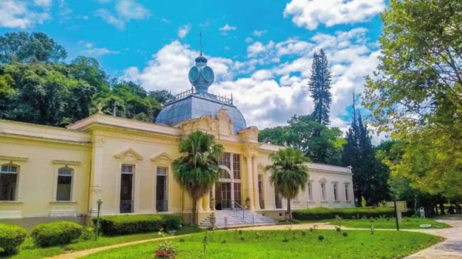 Seu grande charme é a presença do Parque das Águas