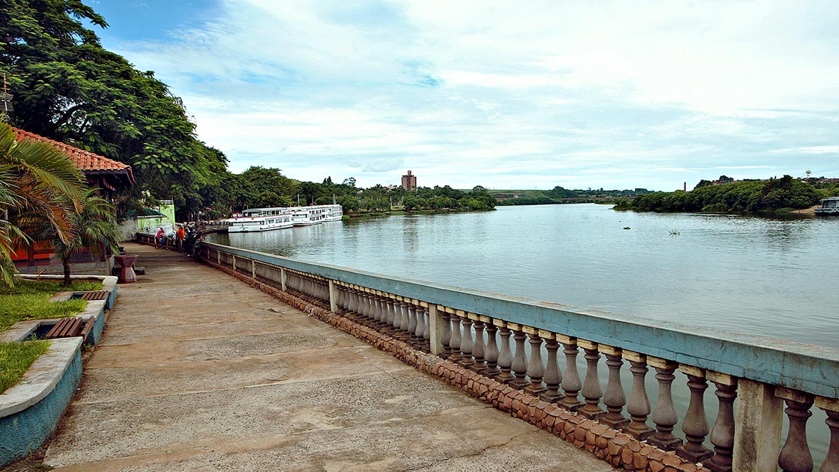 A sua nascente fica a 1.120 metros de altitude, na Serra do Mar e ele deságua no lago formado pela barragem de Jupiá, no rio Paraná