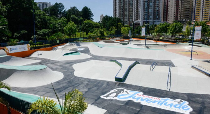 O parque abriga diferentes modalidades de esportes radicais, entre elas skate, patins in line, bike e escalada