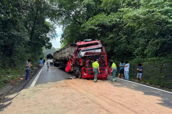 Acidente entre caminhões derramou carga de soja na pista