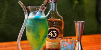 Sua composição é de vodka Absolut, Licor 43, infusão de pimenta rosa, tangerina e limã