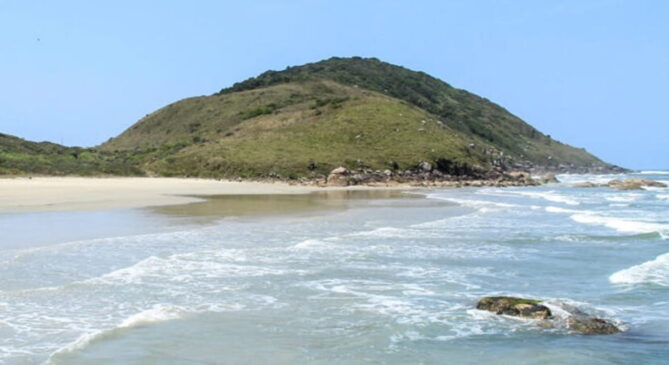 A ilha do Cardoso é um dos destaques de Cananéia e é conhecida pelas praias preservadas e ambiente tranquilo
