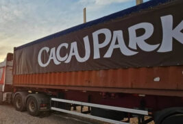12 carretas levando enorme montanha-russa até Itu, onde parque da Cacau Show é construído
