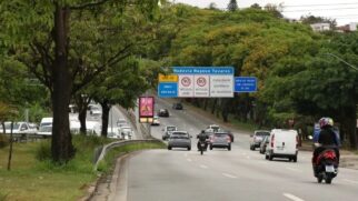 É obrigatório que o condutor ceda passagem na faixa esquerda quando solicitado