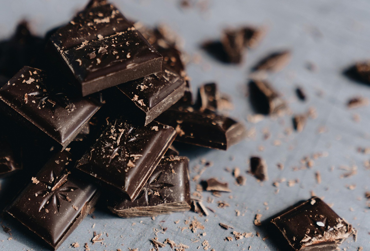 Chocolate amargo é conhecido por ser rico em nutrientes vegetais chamados flavonoides, antioxidantes e minerais benéficos