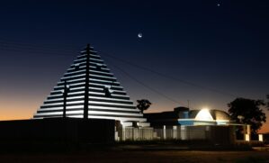 A cidade está no Mato Grosso do Sul e atrai muitos turistas todos os meses
