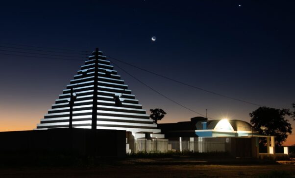 A cidade está no Mato Grosso do Sul e atrai muitos turistas todos os meses