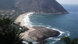 Para os amantes do surfe, a Praia de Itacoatiara é uma escolha perfeita