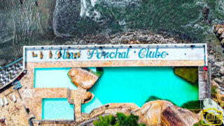 O principal atrativo do clube Piscina do Ilha são as três piscinas naturais