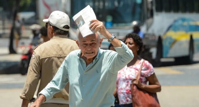 A população acima dos 60 anos pode apresentar de modo sutil os sintomas da exposição ao sol forte, por isso, exige mais cuidado
