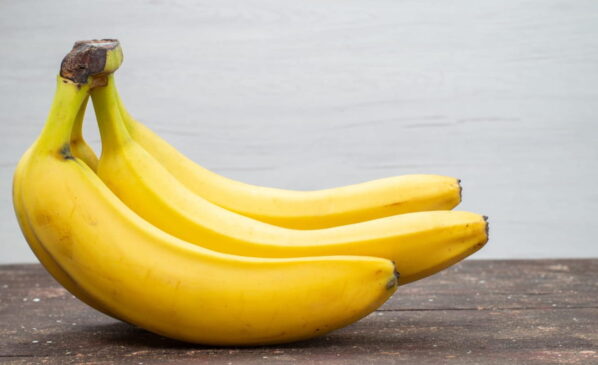 A banana é rica em triptofano, um aminoácido que participa da formação de serotonina, o 'hormônio da felicidade'