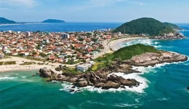 São Francisco do Sul, em Santa Catarina, é outra opção econômica no litoral. A cidade pequena é famosa pelas praias limpas e bem preservadas