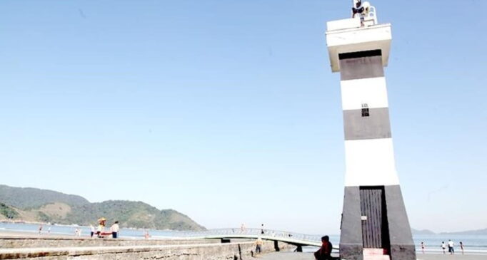 O farol da Aparecida possui 12 metros de altura e um alcance de 12 milhas