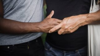 A adrenalina de estar com uma pessoa estranha em um espaço público fazendo o que é proibido por lei