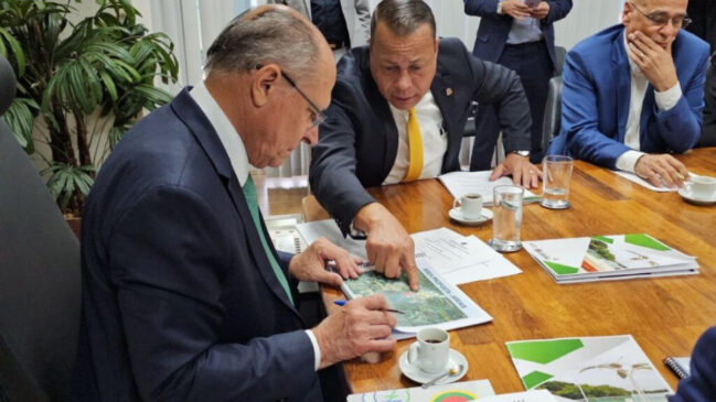 Alckmin recebeu a proposta e garantiu que irá analisá-la detalhadamente