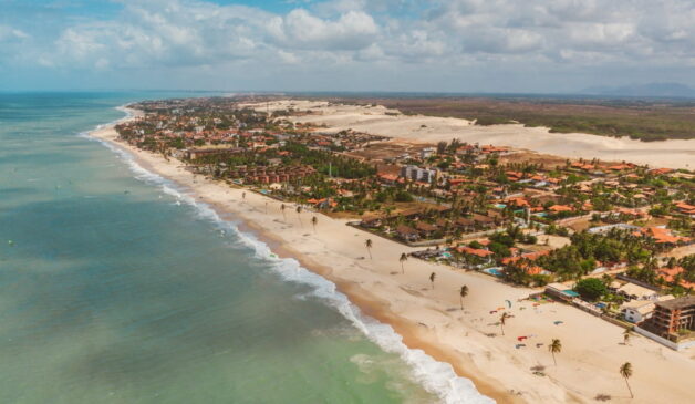 Camaçari abriga praias perfeitas para relaxar, praticar esportes aquáticos e apreciar a natureza exuberante