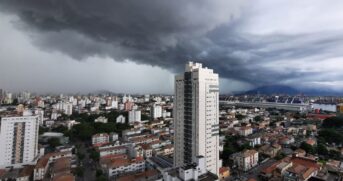 Frente fria vinda do Sul amenizará o calor no litoral de SP por dois dias