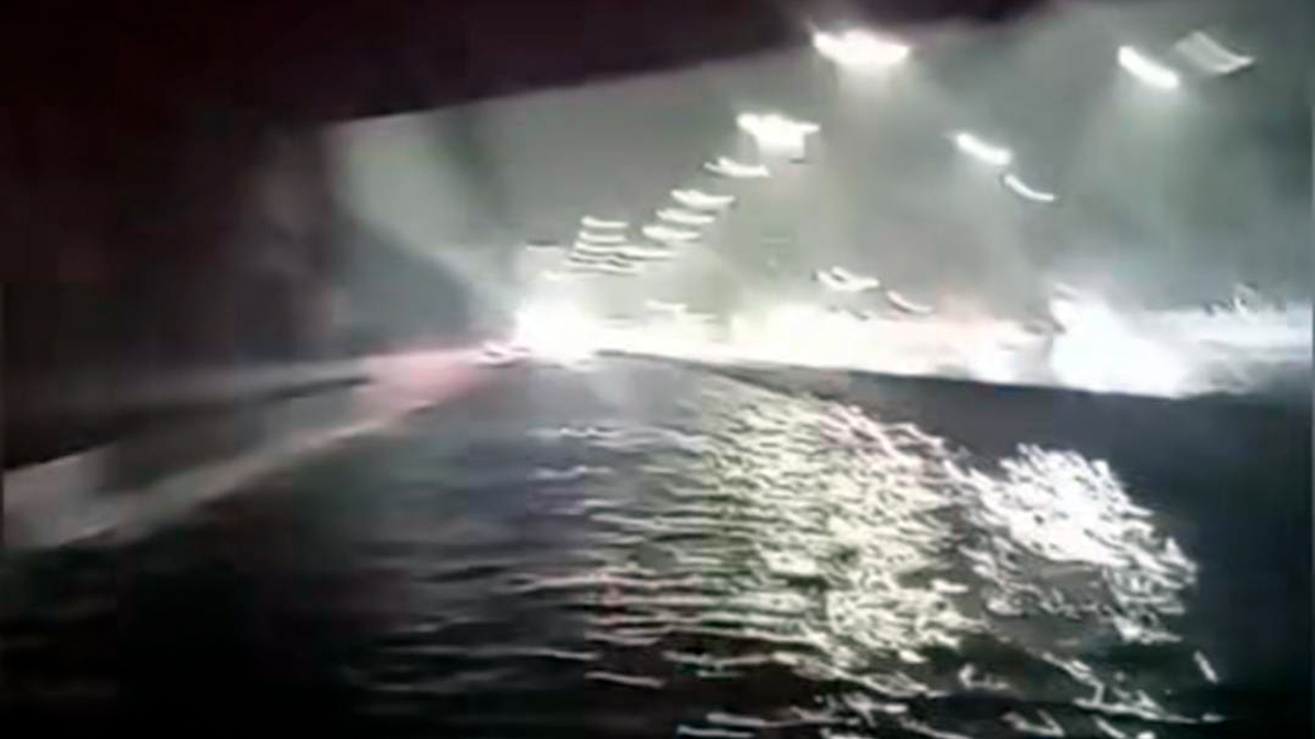 Imagens obtidas pelo Diário do Litoral mostram um veículo tentando passar pelo alagamento