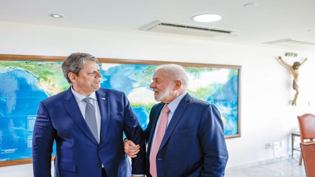 Luiz Inácio Lula da Silva (PT) e o governador Tarcísio de Freitas (Republicanos) devem anunciar edital do túnel ainda em fevereiro