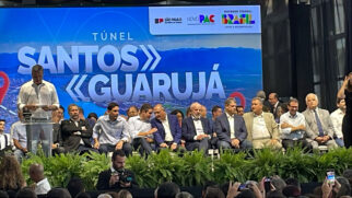 Lula, Tarcísio e demais autoridades durante evento em Santos