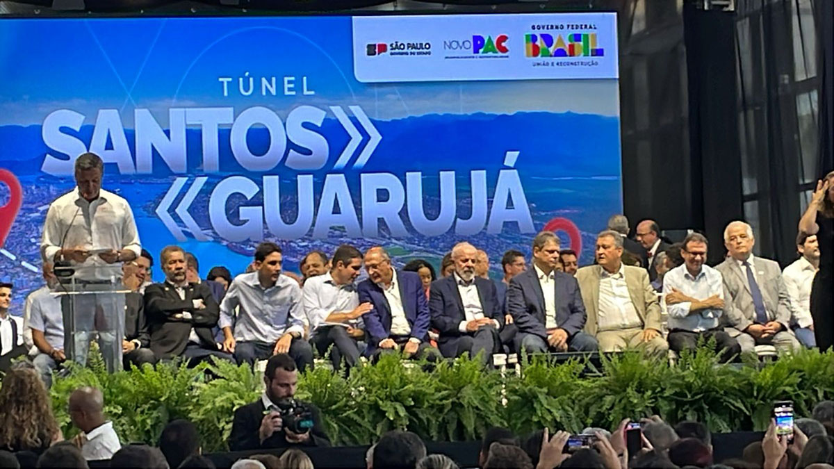 Lula, Tarcísio e demais autoridades durante evento em Santos