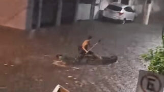 Imagens obtidas pelo Diário mostram um morador se aventurando pela rua completamente alagada