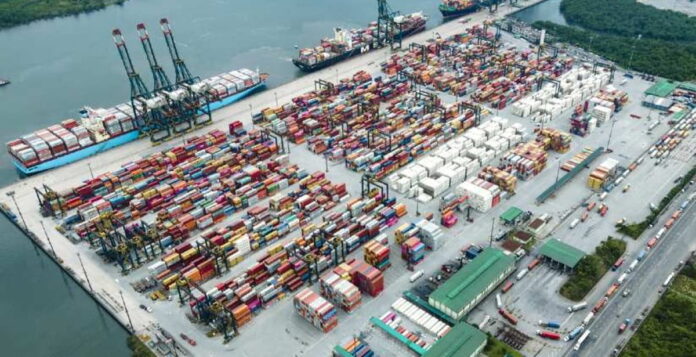 As principais empresas portuárias de Santos, como a DP World, Wilson Sons, Marimex e Brasil Terminal Portuário estão contratando