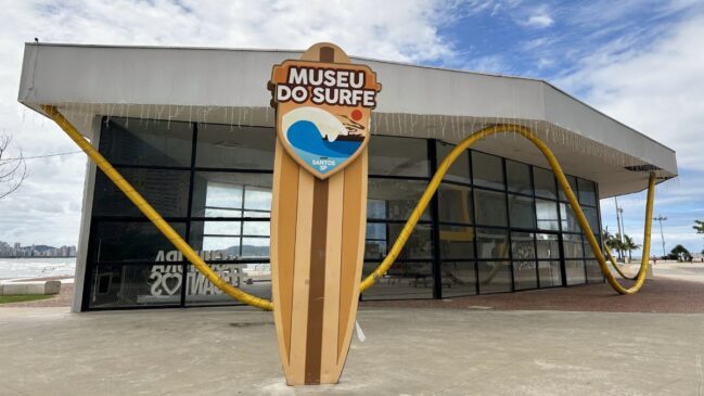 O prédio está abandonado e é usado como galpão no meio do Emissário Submarino