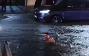 Morador de Cubatão viralizou nas redes sociais nadando em enchente no Litoral de São Paulo