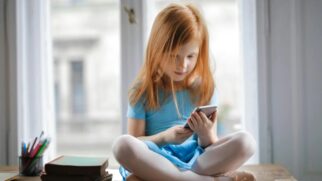Exagero no uso de smartphones pode causar dificuldades no trabalho, na escola e nas relações sociais