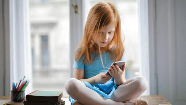 Exagero no uso de smartphones pode causar dificuldades no trabalho, na escola e nas relações sociais