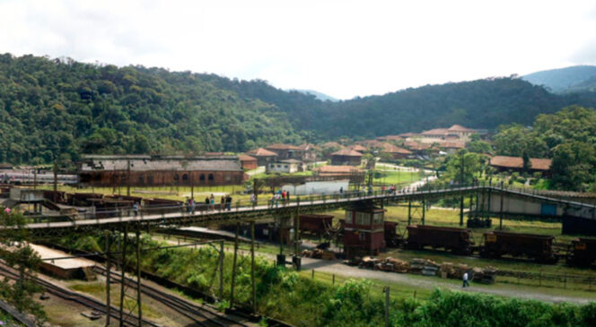 A bordo do trem, os passageiros são transportados para um cenário que remete ao passado