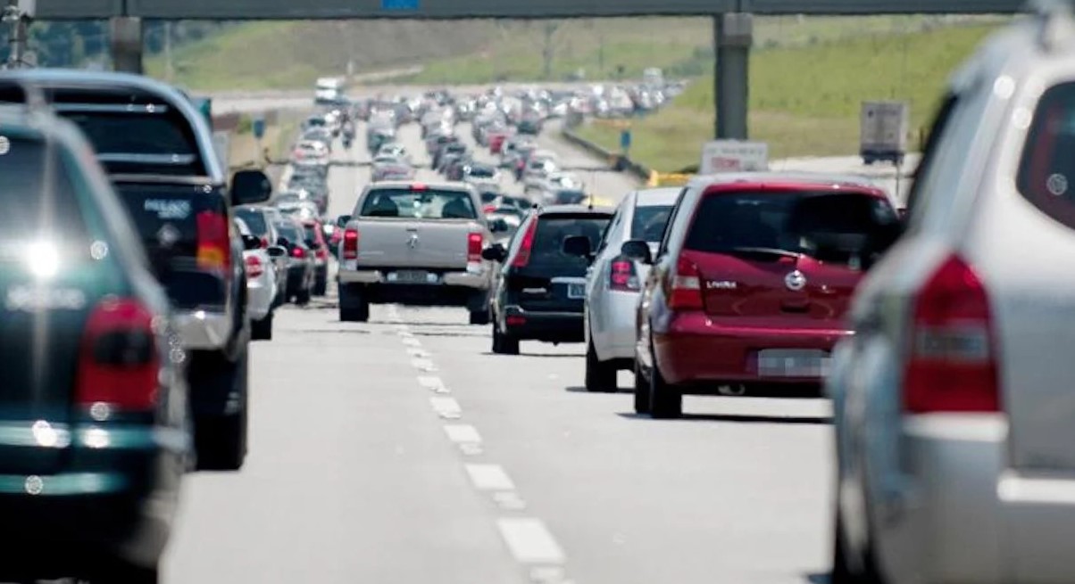 O sistema Anchieta-Imigrantes registra um trânsito carregado no caminho sentido São Paulo, segundo boletim da Ecovias