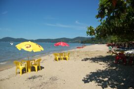 A praia é conhecida por sua atmosfera tranquila e pela estrutura que facilita a vida dos visitantes