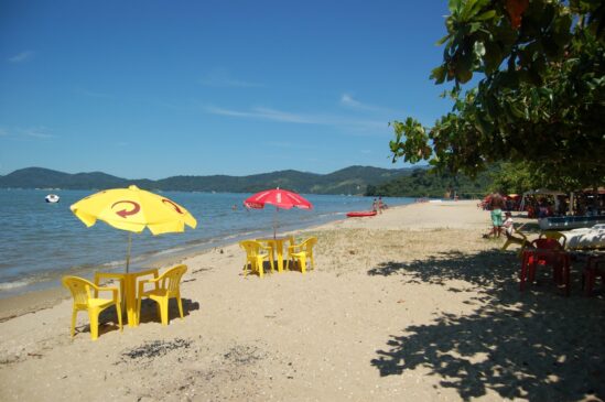 A praia é conhecida por sua atmosfera tranquila e pela estrutura que facilita a vida dos visitantes