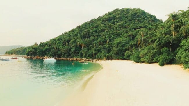 Durante a semana e na baixa temporada, a praia se torna um verdadeiro refúgio