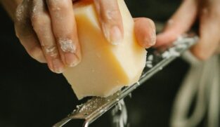 Queijos falsos já podem ser encontrados em mercados pelo Brasil