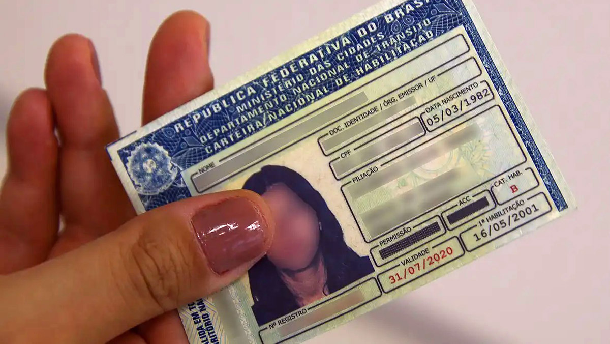 Antes restrita apenas a motoristas iniciantes, a medida agora se estende a todos os condutores