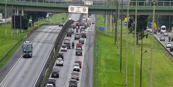 O tráfego na Rodovia Anchieta, sentido Litoral, do km 36 ao km 50