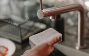 O eletrodoméstico pode ser usado para limpar a esponja de cozinha