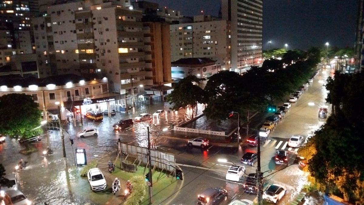 Os dois lados da Avenida Senador Pinheiro Machado estão alagados