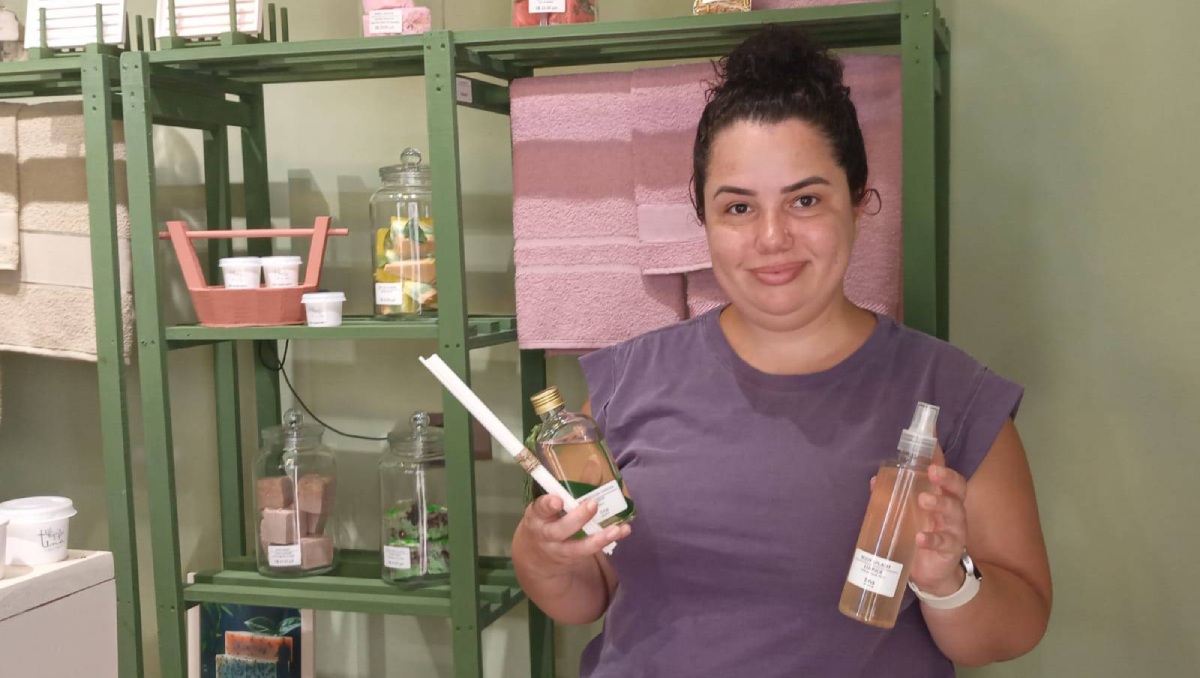 A artesã montou o seu próprio espaço e já tem sua marca a Tina Saboaria