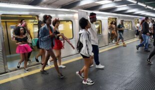 Estações de trem e metrô e os terminais podem ser pontos de encontro seguros para os foliões