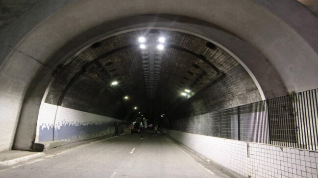 Túnel no litoral de São Paulo já rendeu cerca de 100 multas mensais, pelo mesmo motivo
