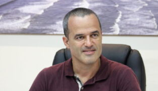 Essa é a primeira vez que Felipe Bernardo assume o Poder Executivo em Peruíbe