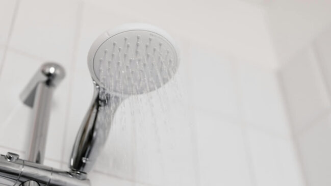 Onda de calor faz com que muitas pessoas tomem diversos banhos diários
